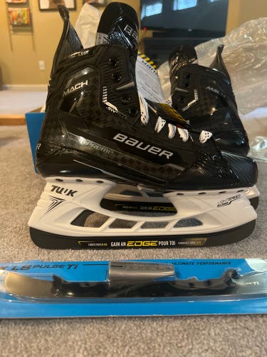 New Senior Bauer  7.5 Supreme Mach Hockey Skates
