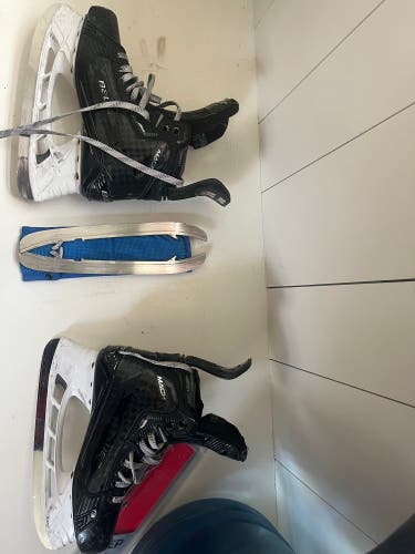 Used Intermediate Bauer Wide Width 6 Supreme Mach Hockey Skates two sets of blades(LS Pulse LS+)