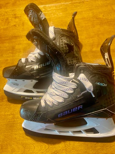 New Senior Bauer Supreme Mach Hockey Skates Wide Width 7