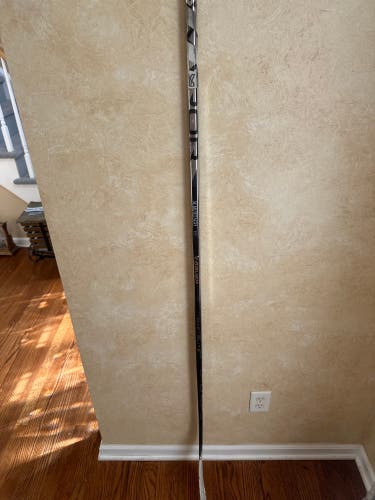 Used Senior Bauer Right Handed P28M Vapor Hyperlite 2 Hockey Stick