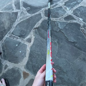 Used Intermediate Bauer Right Handed P28  Vapor Hyperlite Hockey Stick