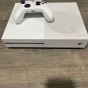 Used Xbox one s and controller