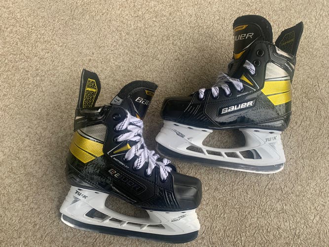 Used Junior Bauer Supreme Matrix Hockey Skates Regular Width Size 1.5
