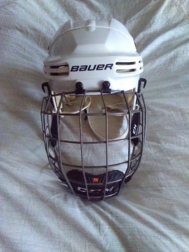 Medium Bauer BHH4500M Helmet w CCM Cage -almost new