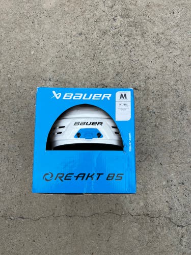 Brand New Medium Bauer Re-Akt 85 Helmet