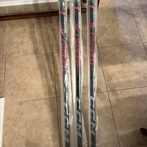 New Intermediate CCM Right Handed P29 JetSpeed Team Hockey Stick
