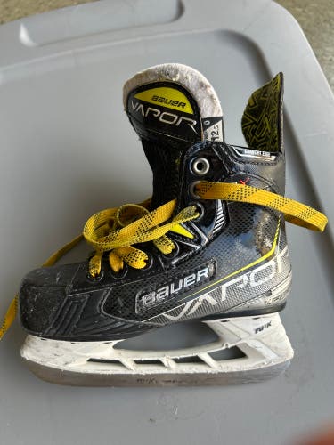 Used Youth Bauer 12.5 Vapor 3X Hockey Skates