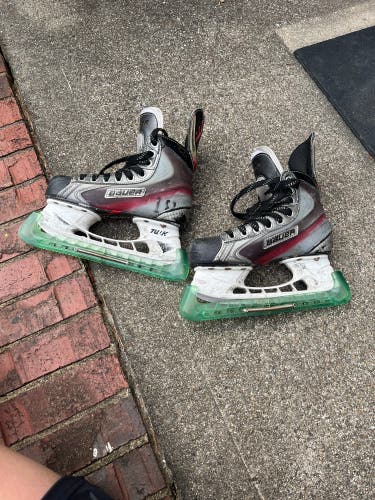 Used Junior Bauer Regular Width Size 2.5 Vapor X7.0 Hockey Skates