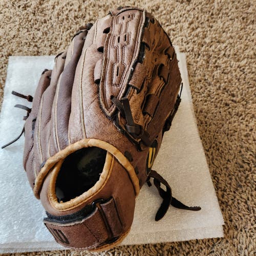 Wilson Right Hand Throw A440 Softball Glove 12.5" with Monster Web
