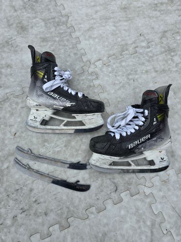 Used Bauer Vapor Hyperlite 2 Hockey Skates Size 4.5