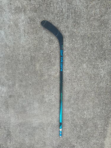Used Intermediate Bauer Right Handed P28 Nexus Geo Hockey Stick