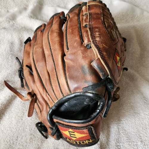 Easton Right Hand Throw Rebel Series Baseball/Softball Glove 11.75" Nice well put together glove