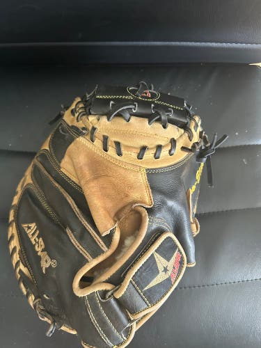 Used  Right Hand Throw 33.5" CM3000SBT Catcher's Glove