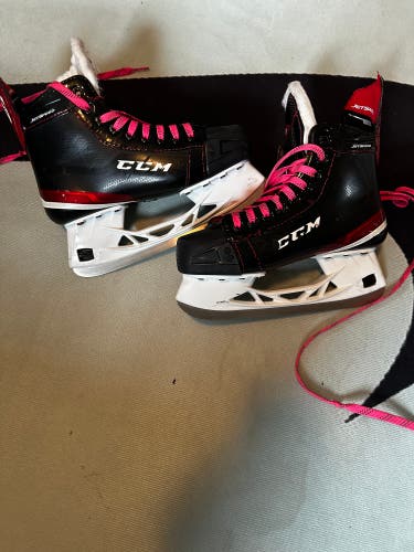 Used Intermediate CCM Regular Width Size 5.5 JetSpeed FT475 Hockey Skates With Pink Waxed Laces
