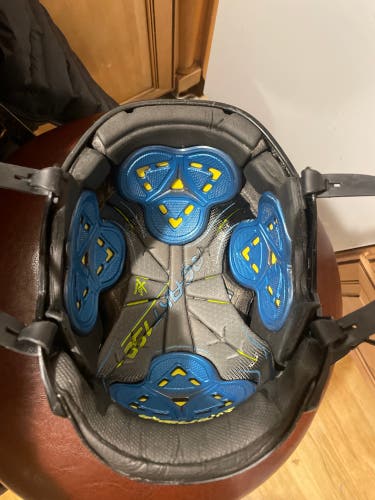 Used Medium Bauer  Re-Akt 150 Helmet