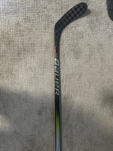 Used Senior Bauer Right Handed P28  Vapor Hyperlite 2 Hockey Stick