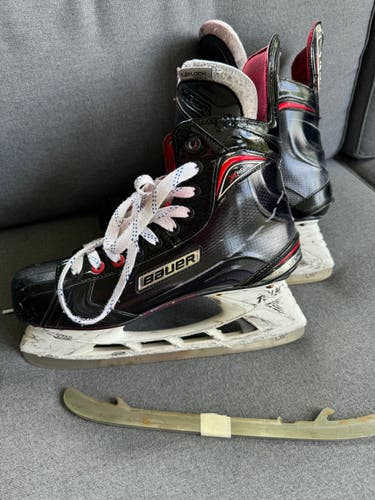 Used Senior Bauer Vapor X800 Hockey Skates Regular Width 9 plus extra set of steel