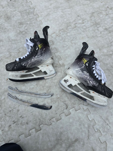 Used Bauer Vapor Hyperlite 2 Hockey Skates Regular Width Size 4.5