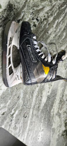Used Intermediate Bauer Supreme 3S Pro Hockey Skates Regular Width Size 5.5
