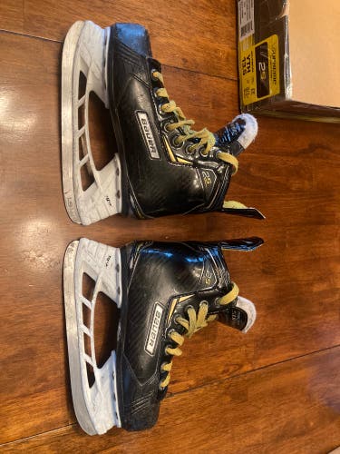 Used Youth Bauer Extra Wide Width 13.5 Supreme 2S Hockey Skates