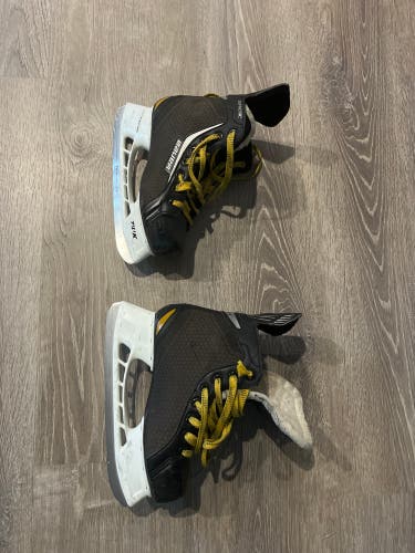 Used Junior Bauer Regular Width Size 5 Supreme Hockey Skates