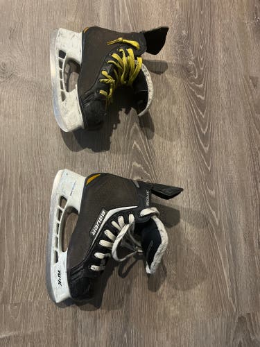 Used Youth Bauer Regular Width Size 4 Supreme Hockey Skates