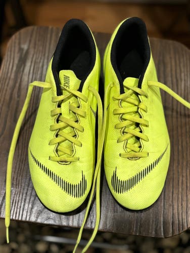 Nike Cleats Size: Youth 5.5