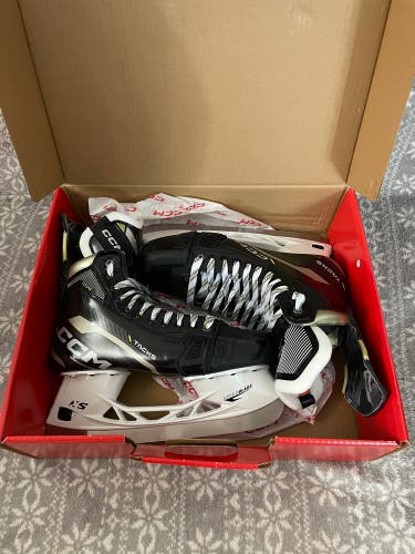 New Senior CCM AS-V Hockey Skates Size 9.5 Wide
