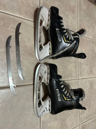 Used Intermediate Bauer Supreme 2S Hockey Skates Regular Width Size 6.5