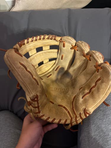 Wilson A2000 11.5 Baseball Glove.