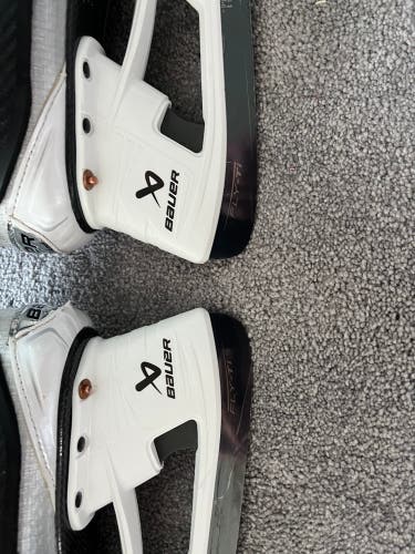Used Senior Bauer Regular Width  9 Vapor Hyper2lite Hockey Skates