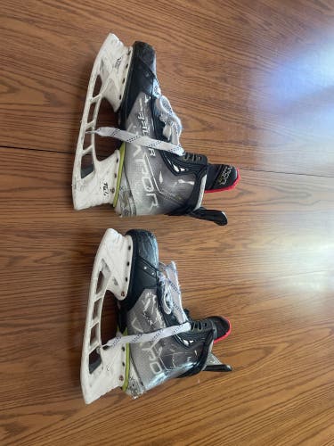 Used Junior Bauer 9.5 Vapor Hyperlite Hockey Skates
