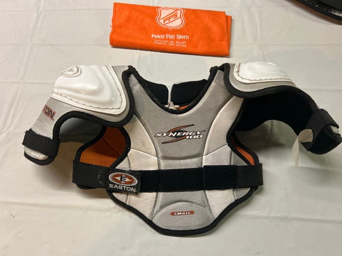 Easton Synergy 100 Shoulder Pads Youth Small