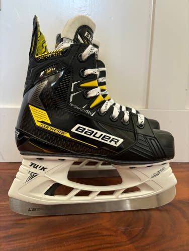 New Junior Bauer Regular Width Size 1 Supreme M4 Hockey Skates
