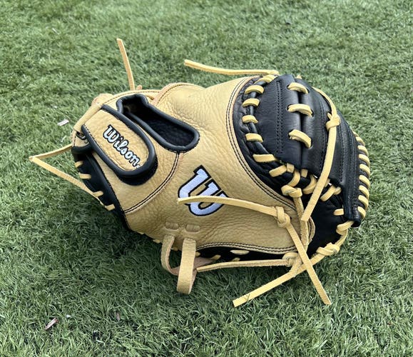 New Wilson A1000 33” RHT Baseball Catchers Glove