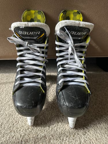 Used Junior Bauer Regular Width   Size 4.5 Supreme M3 Hockey Skates