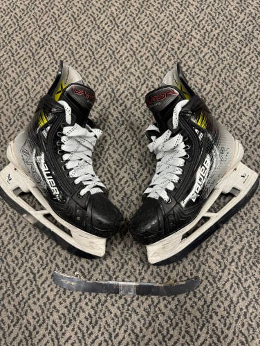 Used Bauer Hyperlite Size 4.5 Fit 2 skate W/ Extra set of Pulse Ti blades