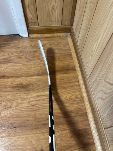 Used Easton Right Handed Heel Pattern Synergy 750 Hockey Stick