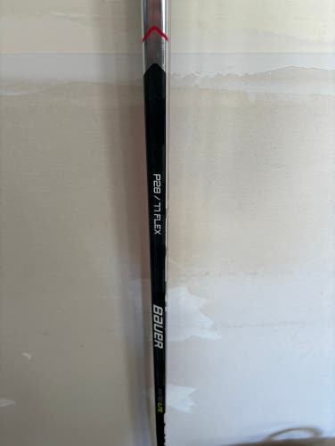 Slightly Used Senior Bauer Right Handed P28 Vapor Hyperlite Hockey Stick