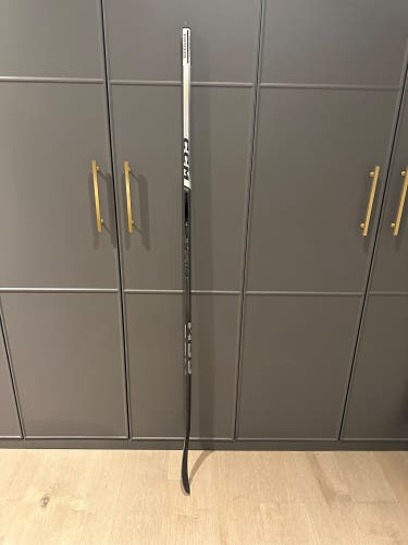 CCM Right Handed Jetspeed FT6 Pro Hockey Stick (NHL Specs)