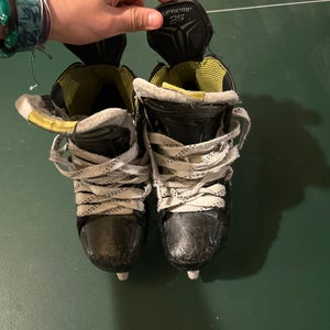 Used Intermediate Bauer Regular Width Size 4 Supreme 2S Hockey Skates