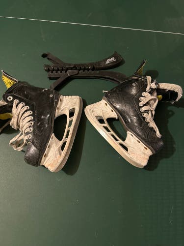 Used Junior Bauer Regular Width Size 2 Supreme S29 Hockey Skates