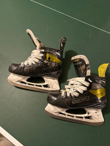 Used Intermediate Bauer Regular Width Size 4.5 Supreme 3S Hockey Skates