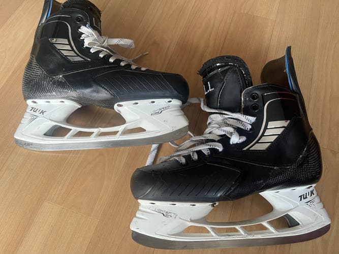 Pro True hockey skates size 9 reg 280 holders With Steels