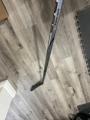 New Senior Bauer Right Handed P28 Vapor Hyperlite 2 Hockey Stick