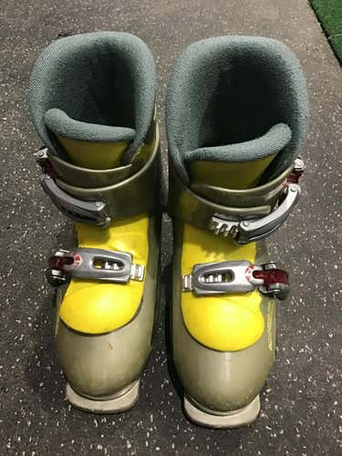 Used Head Carve Ht2 225 Mp - J04.5 - W5.5 Boys' Downhill Ski Boots