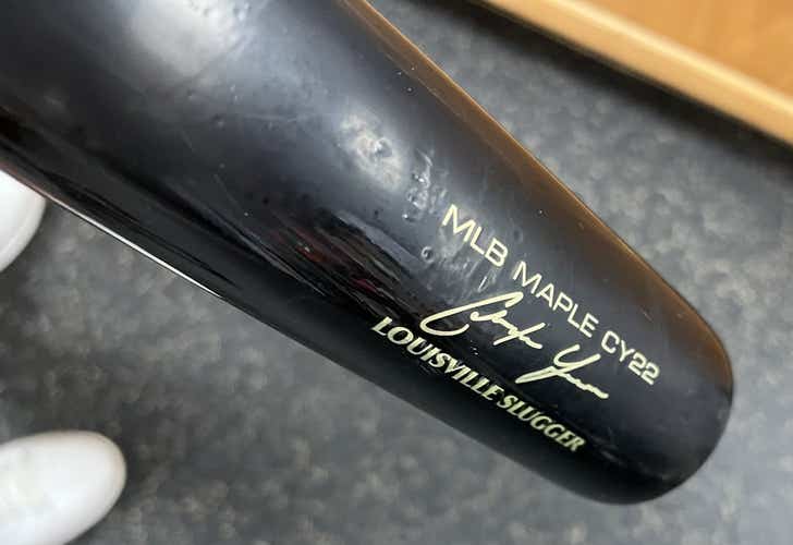Used Louisville Slugger Mlb Maple Cy22 33" Wood Bats