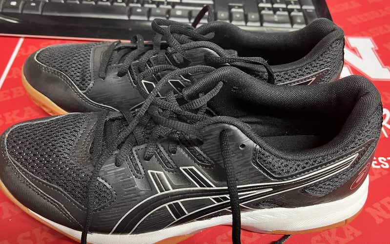 Used Asics Senior 9 Volleyball Shoes