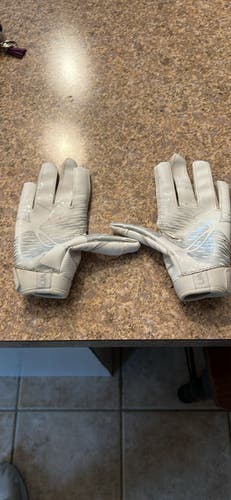 White Used Small Youth Under Armour F7 Gloves