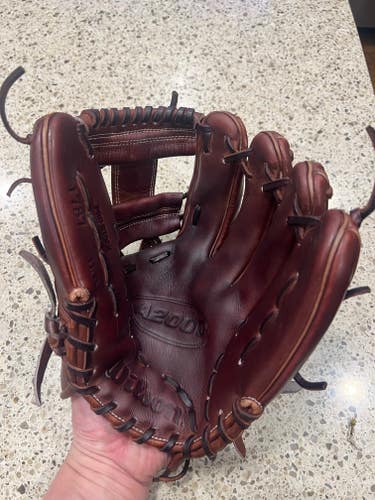 Used Right Hand Throw Wilson Infield A2000 Baseball Glove 11.75" Chestnut Brown GREAT CONDITION!